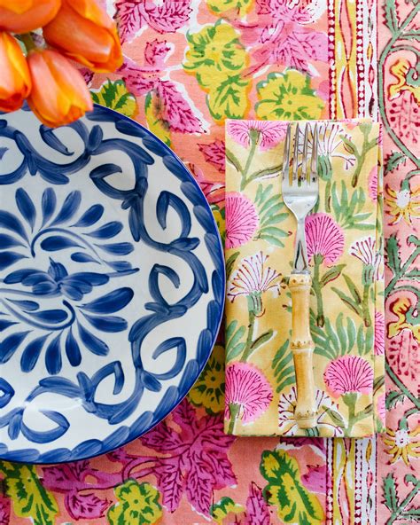 Furbish studio - These pretty 18" square cloth napkins with a colorful botanical motif are ready to mix. Has matching Tablecloth and Placemats. Use with styles from prairie chic to classic. Unleash your inner interior decorator for your next party. Block printed in …
